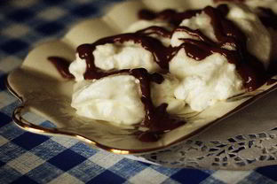 Белковые снежки с шоколадным соусом