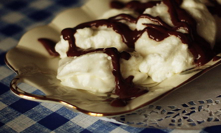 Рецепт белковых снежков с шоколадным соусом