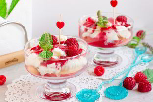 Десерт с персиками и малиной