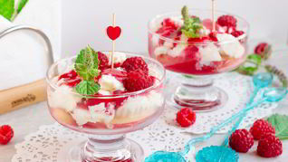 Десерт с персиками и малиной