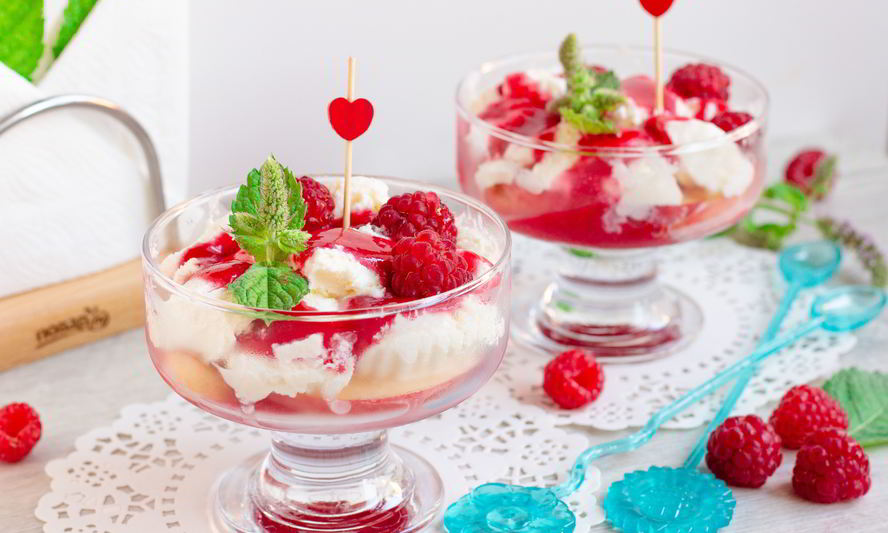 Рецепт десерта с персиками и малиной