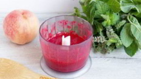 десерт с персиками и малиной