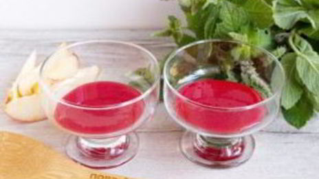 десерт с персиками и малиной