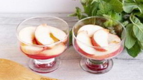 десерт с персиками и малиной