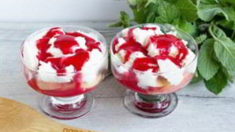 десерт с персиками и малиной