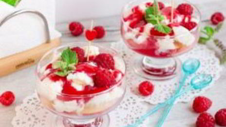 десерт с персиками и малиной