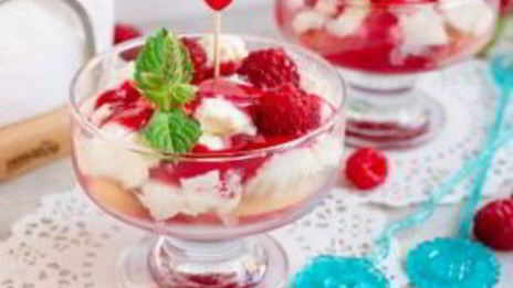 десерт с персиками и малиной