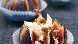 Инжир, запеченный с мягким сыром