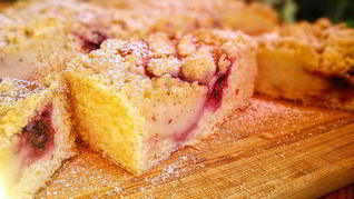 Клубничные бухтельн с ванильным пудингом и штрейзелем