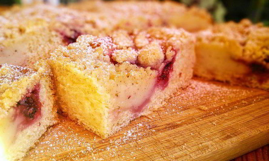 Рецепт клубничных бухтельн с ванильным пудингом и штрейзелем