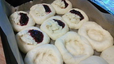 клубничные бухтельн с ванильным пудингом и штрейзелем