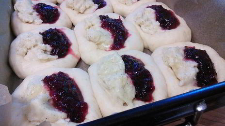 клубничные бухтельн с ванильным пудингом и штрейзелем