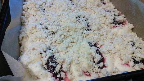 клубничные бухтельн с ванильным пудингом и штрейзелем