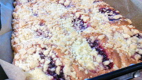 клубничные бухтельн с ванильным пудингом и штрейзелем