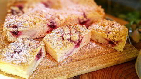 клубничные бухтельн с ванильным пудингом и штрейзелем