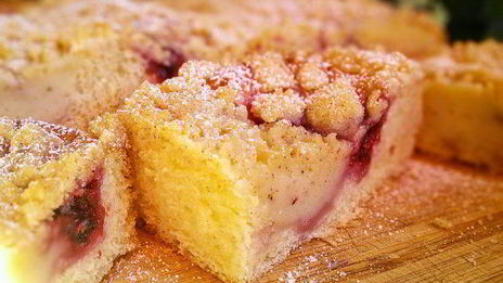 клубничные бухтельн с ванильным пудингом и штрейзелем