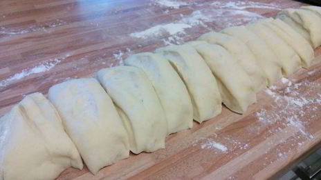 клубничные бухтельн с ванильным пудингом и штрейзелем