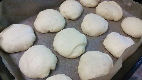 клубничные бухтельн с ванильным пудингом и штрейзелем