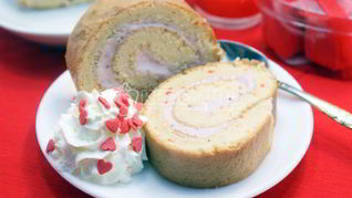 Бисквитный рулет с клубничным кремом