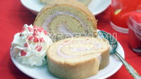 бисквитный рулет с клубничным кремом
