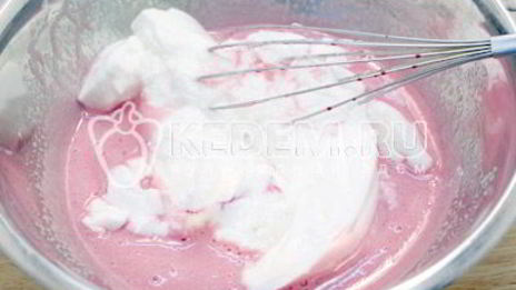 бисквитный рулет с клубничным кремом