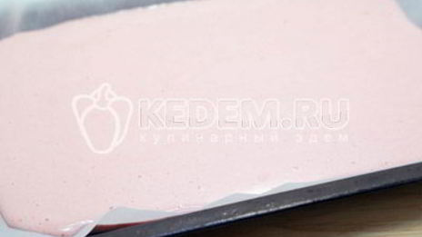 бисквитный рулет с клубничным кремом