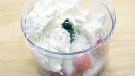 бисквитный рулет с клубничным кремом