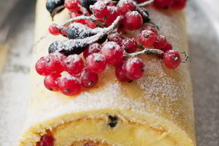 Бисквитный рулет с лимонным кремом и ягодами