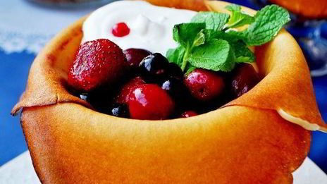 блинчики десертные с сырным кремом и ягодами