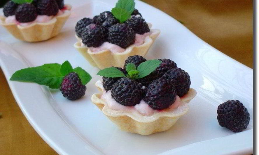 Рецепт корзинок с йогуртовым кремом и ежевикой