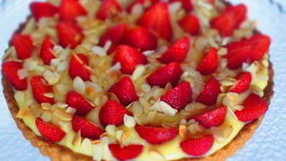 Кростата с клубникой и миндальным заварным кремом