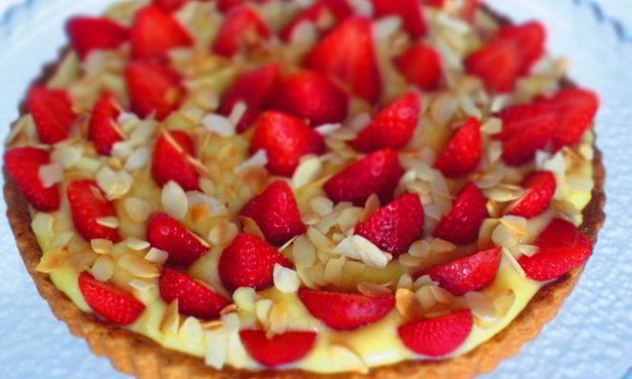 Рецепт кростаты с клубникой и миндальным заварным кремом
