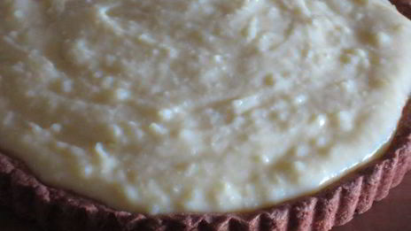 кростата с клубникой и миндальным заварным кремом