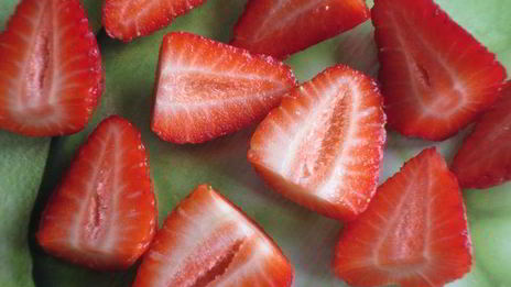 кростата с клубникой и миндальным заварным кремом