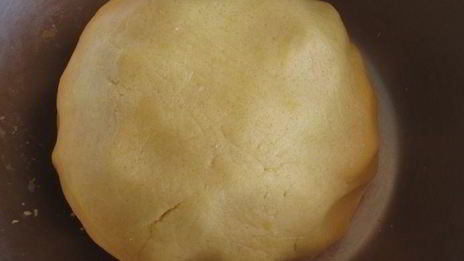 кростата с клубникой и миндальным заварным кремом