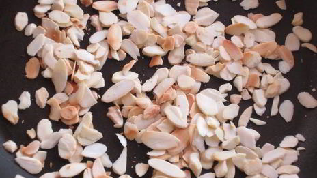 кростата с клубникой и миндальным заварным кремом