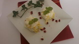 Мешочки из моцареллы с кремом из сыра бри, трюфельным медом и лепестками трюфеля