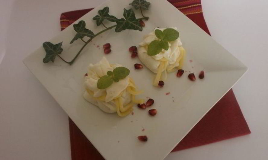 Рецепт мешочков из моцареллы с кремом из сыра бри, трюфельным медом и лепестками трюфеля