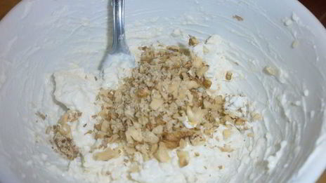 мешочки из моцареллы с кремом из сыра бри, трюфельным медом и лепестками трюфеля