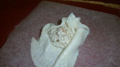 мешочки из моцареллы с кремом из сыра бри, трюфельным медом и лепестками трюфеля