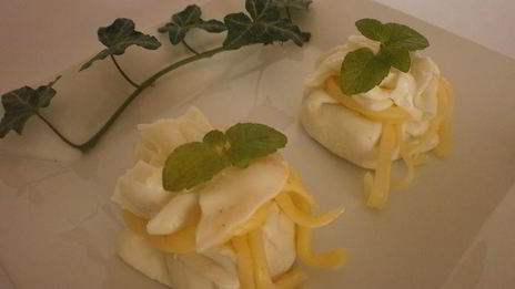 мешочки из моцареллы с кремом из сыра бри, трюфельным медом и лепестками трюфеля