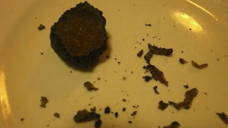 мешочки из моцареллы с кремом из сыра бри, трюфельным медом и лепестками трюфеля