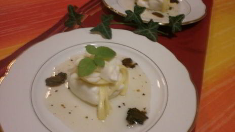 мешочки из моцареллы с кремом из сыра бри, трюфельным медом и лепестками трюфеля