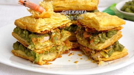 мильфей с креветками, сыром джюгас и кремом из авокадо