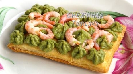 мильфей с креветками, сыром джюгас и кремом из авокадо