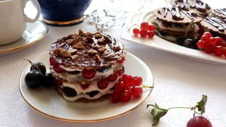 Мильфей с творожным кремом, крыжовником и смородиной