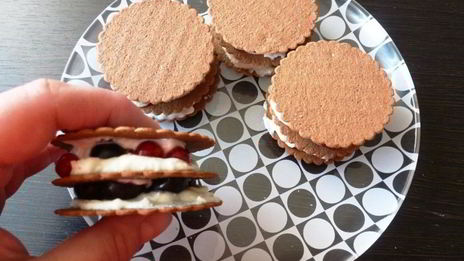 мильфей с творожным кремом, крыжовником и смородиной