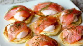 Мини-блинчики с лососем и острым сметанным кремом