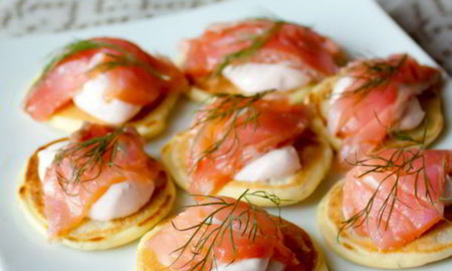 Рецепт мини-блинчиков с лососем и острым сметанным кремом