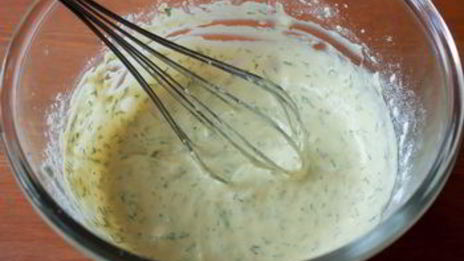 мини-блинчики с лососем и острым сметанным кремом